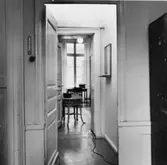 Passage mellan överpostexpeditör-ens rum och biblioteket på 2 tr. I
fonden biblioteket med fönster åt Lilla Nygatan.