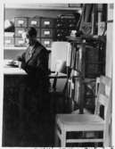 Postmuseichefen Julius Bleyer i sitt lilla arbetsrum.