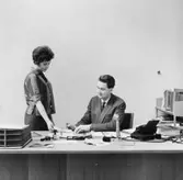 Arbetsledning. Postassistenten har bl.a. att tjänstgöra som ledare
i postkontorets kassaexpeditioner.