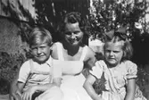 Två barn med bitr. föreståndare Margit Emilsson (gift Wannerberg -52) i mitten, 1948 - 1951. Krokslätts daghem, Dalhemsgatan 7 i Krokslätt.