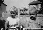 Två barn på Krokslätts daghem, Dalhemsgatan 7 i Krokslätt, 1948 - 1951.
