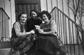 Lärarna ?, ? och  Margit Emilsson (gift Wannerberg -52) sittande på trappan vid Krokslätts daghem, Dalhemsgatan 7 i Krokslätt, 1948 - 1951.