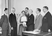 Deputation från Posttjänstemännens Förening. Fr.v. Hilding Wallin,
Inga Ålsäter, Lars Gunnar Olsson, Lars Bäck, Elof Lövgren och Lennart
Carlgren uppvaktar med en bordslampa och en PF:s blomster-fondsadress.