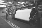 Jan Callesen i arbete vid en maskin för kartongupprullning i 
Byggnad 6, KM 3. Bilden ingår i serie från produktion och interiör på pappersindustrin Papyrus, 1980-tal.