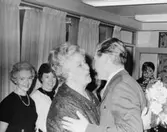 Fru Elvy Eriksson-Nowacki får puss och en kram av
avdelningsdirektör Per Pååg.