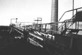 Råvarutransport av trä till pappersfabriken.
Bilden ingår i serie från produktion och interiör på pappersindustrin Papyrus, 1980-tal.