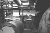 En man i arbete, 1980-tal.
Bilden ingår i serie från produktion och interiör på pappersindustrin Papyrus.