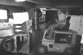 En man kör truck, 1980-tal.
Bilden ingår i serie från produktion och interiör på pappersindustrin Papyrus.