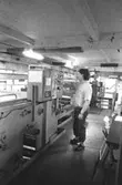 Roger Techel i arbete, 1980-tal.
Bilden ingår i serie från produktion och interiör på pappersindustrin Papyrus.