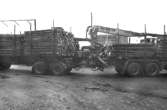 En transport av träråvara för papperstillverkning, 1980-tal.
Bilden ingår i serie från produktion och interiör på pappersindustrin Papyrus.