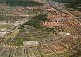 En flygbild över Åbyområdet med Mölndalsbro, Bosgården och Solängen i bakgrunden. Det är ett färgvykort som är framställt av GP (Göteborgs Posten) någon gång på 1980-talet.