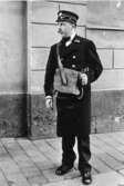 Brevbärarförman Harry Gustavsson, Stockholm 12, i uniform för
brevbärare, början av 1900-talet, (Uniformen förvaras i Postmuseum)