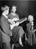 Margareta Kjellberg med sina barn Göran och Elisabeth sjunger.