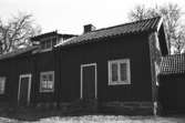 Byggnadsdokumentation av ett bostadshus. Backen 2:2 i Kållered 1996-03-18. Relaterade motiv: 2004_1243 - 1246.