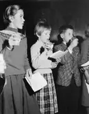 Skolklassen från Holmön sjunger sin egen sparvisa.