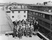 Samlade på Girots takterass. I fonden Girots stora klocka på
