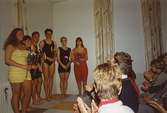 Ungdomar från Burgårdens gymnasium visar upp baddräkter från förr, på Mölndals museum, familjesöndagen den 25 oktober 1992.

Familjesöndagen är i samband med utällningen 