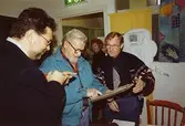 Från vänster: Staffan Bjerrhede, Sven Jonsson och Frode Lyngsaa på Mölndals museum, familjesöndagen den 25 oktober 1992.
Under söndagen kunde man delta i barnverkstad med käpphästtillverkning, se på modevisning med gamla baddräkter och lyssna på en paneldiskussion om 