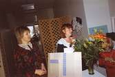 Marita Gustafsson och museichef Mari-Louise Olsson på Mölndals museum, familjesöndagen den 25 oktober 1992.
Under söndagen kunde man delta i barnverkstad med käpphästtillverkning, se på modevisning med gamla baddräkter och lyssna på en paneldiskussion om 