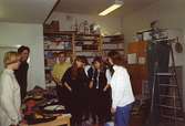 Ungdomar från Burgårdens gymnasium som ska visa baddräkts modet från förr, på Mölndals museum, familjesöndagen den 25 oktober 1992.
Under söndagen kunde man också delta i barnverkstad med käpphästtillverkning och lyssna på en paneldiskussion om 