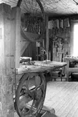 Bandsåg i snickarboden. Hembygdsgården/Börjesgården i Hällesåker, Lindome 1992-06-29.