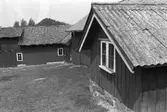 Ladugård och loge. Hembygdsgården/Börjesgården i Hällesåker, Lindome 1992-06-29.