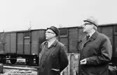 1:e verkmästare Arnold Sandberg, SJ skotningsplats Vislanda, i
samtal med stationsmästare Sven Kronström (t.h.) vid bränning av
postvagn SJ 3116.