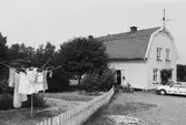 Bostadshus med bil och tvättställning. Lunnagården i Balltorp 1992-06-30.