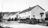 Fem hyreshus utmed Åbybergsgatan i Mölndal, okänt årtal. Avfotograferad ur 