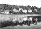 Villor med utsikt över Rådasjön i Helenevik, okänt årtal. Avfotograferad ur 