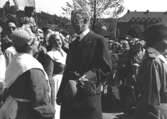 Invigning av Gunnebo slott den 16 maj 1952 i Mölndals centrum. Kung Gustaf VI Adolf  (1882 - 1973) samtalar med en kvinna från Husmodersföreningen i Mölndal. 
Relaterade motiv: 2006_0148 - 0149.