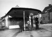 Gunnar Olssons bensinstation (Esso-tappen) i vinkeln mellan Frölundagatan och Toltorpsgatan år 1946. Samma foto som: 1995_0837.