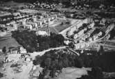 Flygfoto västerifrån över Fässbergs kyrka, Bosgården och Mölndalsbro-området, okänt årtal.