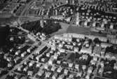 Flygfoto över Broslätt, Mölndalsbro och södra Bosgården, okänt årtal. Fässbergs kyrka tronar på toppen.