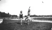 Rosa Pettersson (född Krantz) och kusinen Arnulf Thorvaldsen (från Tönsberg i Norge) kastar varpa, okänt årtal. De är vid Tulebosjöns badplats som användes av personal och boende på Steretered.