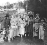 Nio barn har klätt ut sig till påskkärringar och påskgubbar i Torrekulla, cirka 1957.
Från vänster: Dan Bernhardsson, Monika Börjesson, Lena Börjesson, Karin Pettersson (gift: Hansson), Britt-Marie Larsson, Eva Pettersson (gift: Kempe), Sven-Göran Olsson, Lisbeth Olsson och Lennart Hillerstöm.