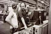 Jan Callesen och Denny Andersson i arbete vid maskin på Papyrus i Mölndal, år 1990.
