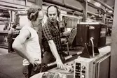 Jan Callesen och Denny Andersson i arbete vid maskin på Papyrus i Mölndal, år 1990.