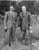 Mästaren i klass 1, B. Claesson, Borås, med gratulerande
generaldirektören E. Swartling.