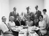 Gruppfoto i Postens Sporthall, Dalagatan 61, Stockholm. Runt
kaffebordet fr v sittande: Karl Gustav Karlsson, Aina Strand, Erik
Rydén, Ulla Montant, Ingvar Lundberg och Sonja Lundberg. Stående fr
v: Yngve Warreby med sonen Peder, Olov Stavre, Albert Jussila och
Inga-Lill Warreby.