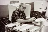 Gotthard Olsson i arbete på Papyrus i Mölndal, år 1990.