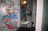Graffitimålad toalett i samband med utställningen 