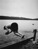 Karl Alberts (1881 - 1956) dyker från en brygga i Tulebosjön, cirka 1930.