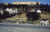 Bebyggelse vid Järnvägsgatan och Trädgårdsgatan i Mölndal, 1970-tal. Uppe på Störtfjället ses flerbostadshus vid Delbanco- och Lövgatan.