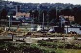 Spårvägens nya vändslinga under byggnation på Broslätt i Mölndal, 1970-tal. Spårvagn 4 står parkerad bakom byggnaden. I bakgrunden ses Ryet, söder om Störtfjället (som inte ses på denna bild).