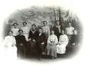 Klassfoto från Götiska Förbundets friskola 1899 - 1905. Götiska förbundet i Mölndal var en realskola eller en sorts fortsättning på folkskolan. Med på bild är prästen Axel Mauritz Sager och den första stående person från höger är Valdeborg Johansson från Olas stuga i Kållererd.

Valdeborg föddes år 1891 och dog 1970. Hon utbildade sig till lärarinna.
Axel Mauritz Sager var förståndare för Götiska Förbundets skola mellan åren 1905 -1914.