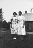 Sommar i Lindome i början av 1940-talet. Karin Hasselberg till vänster och Anna Larsson, född Hasselberg, till höger. Båda systrarna hade arbetat som vårdarinnor på Stretereds skolhem i Stretered, Kållered.