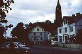 Affärsbyggnader på Frölundagatan i Mölndal, år 1971 - 72. 
Fässbergs kyrkan i bakgrunden.