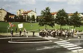 En parad vid övergångsstället på Tempelgatan i Mölndal, år 1970. Man bär den norska flaggan i täten.
Bostadshus i bakgrunden.