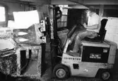 Man i arbete med truck på pappersbruket Papyrus i Mölndal, år 1990.